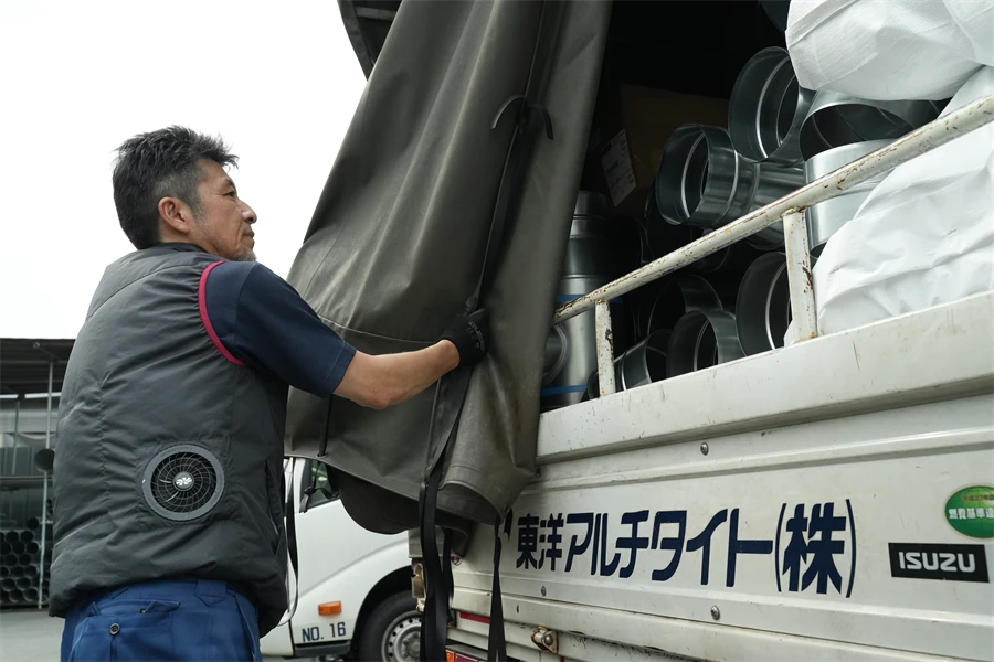 運転中の女性スタッフ